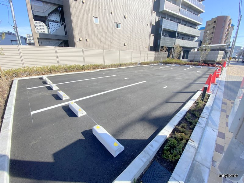 プレサンス東三国エンブレイス　仲介手数料無料の駐車場