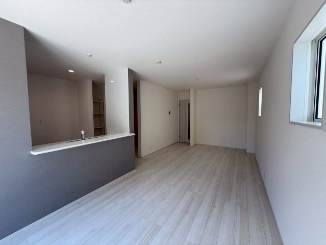 リーブルガーデン宜野湾市嘉数・２号棟の居間・リビング|リビングを見渡せるので、料理中も家族との時間を楽しめる対面キッチン