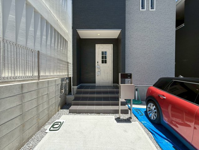リーブルガーデン宜野湾市嘉数・２号棟のその他共用部分|玄関ポーチ／TVモニター付きインターフォンで防犯対策も◎