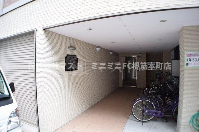 大阪市中央区南久宝寺町１丁目の賃貸マンションのエントランス