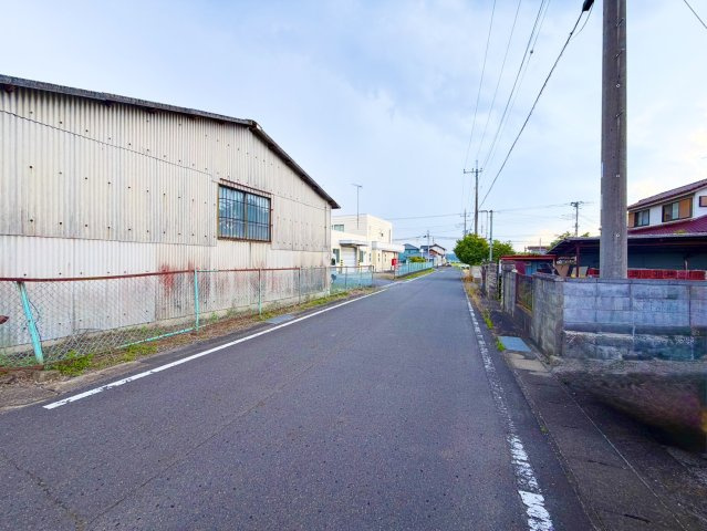常陸太田市大里町中古戸建の前面道路含む現地写真