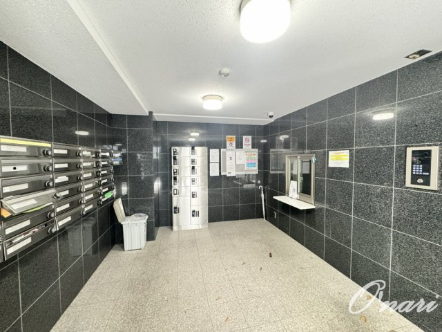 ヒルズ八尾本町のエントランス
