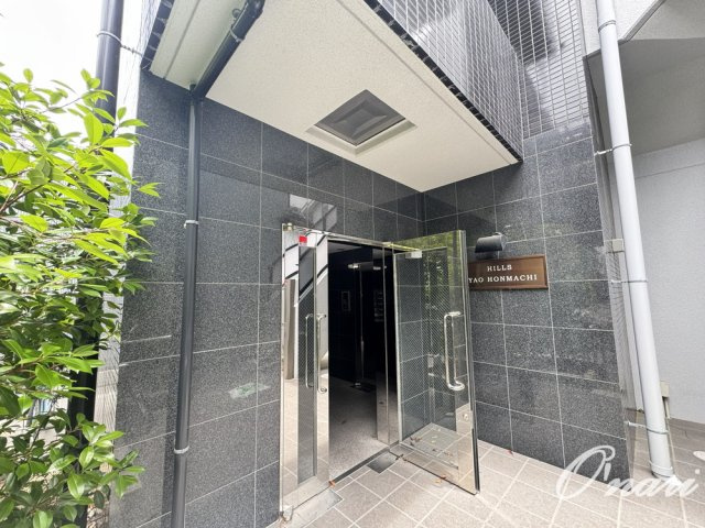 ヒルズ八尾本町のエントランス