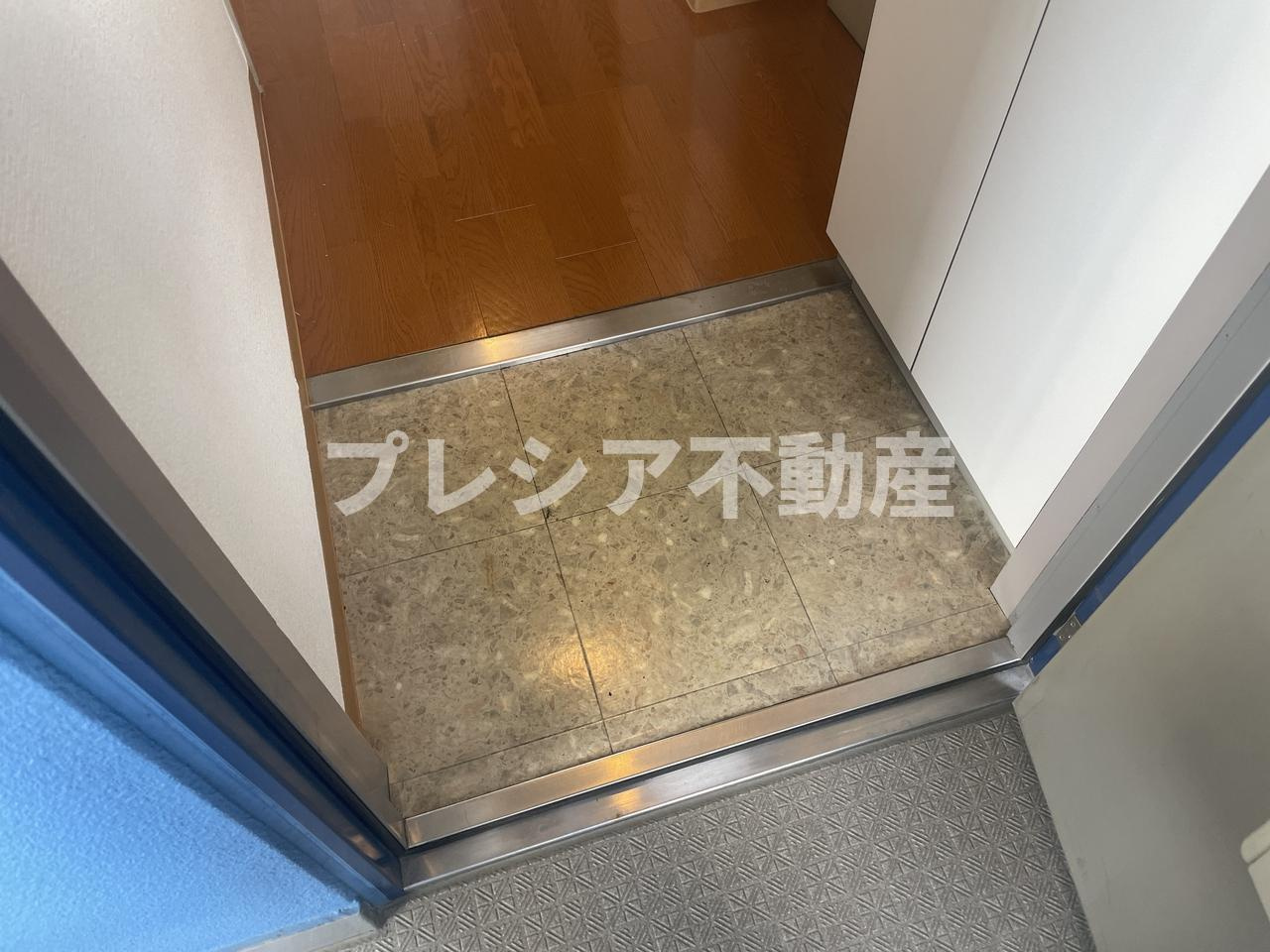 サニーサイドビルの玄関