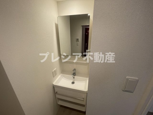 セレニテ甲子園プリエの独立洗面台