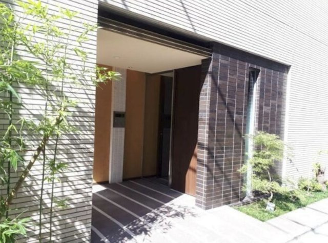 千代田区外神田２丁目の賃貸マンションのエントランス