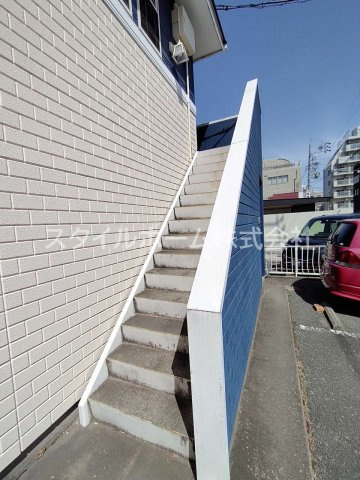 ウイングコート花田壱番館のエントランス