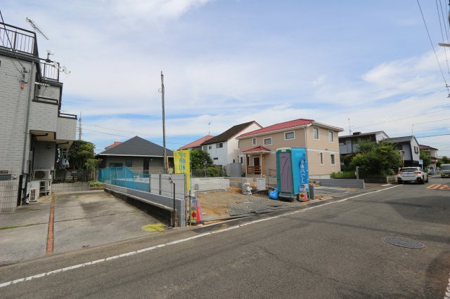 【GRAFARE　ZEH水準仕様】東大和市南街７期の外観|キッチン横には便利なパントリーを設計。
かさばる物も楽に収納できるのでキッチン周りを常にスッキリ保てます。