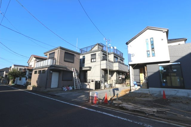 【GRAFARE　ZEH水準仕様】東大和市南街７期の外観|キッチン横には便利なパントリーを設計。
かさばる物も楽に収納できるのでキッチン周りを常にスッキリ保てます。