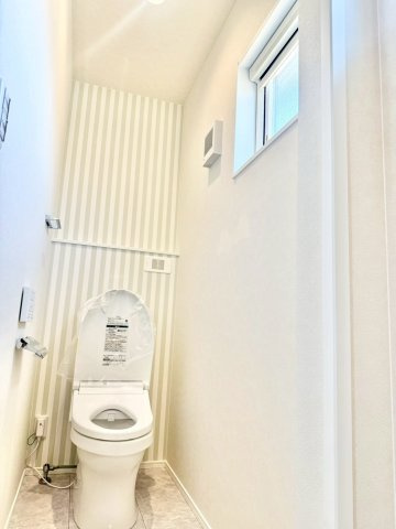 郡家町戸建のトイレ