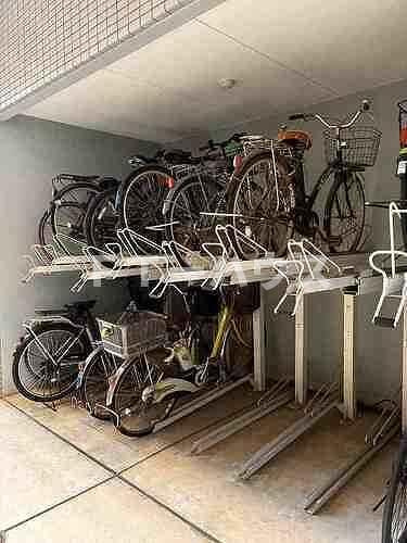 プライマリー本八幡の駐車場