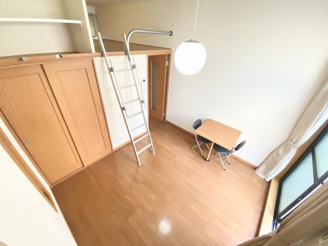 【居間・リビング】 | レオパレスＬＡ　ＣＡＳＡ | ロフトタイプは天井が高く開放感あります。