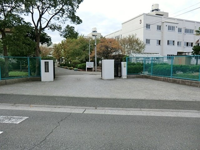 横浜市立金沢中学校まで1800ｍ