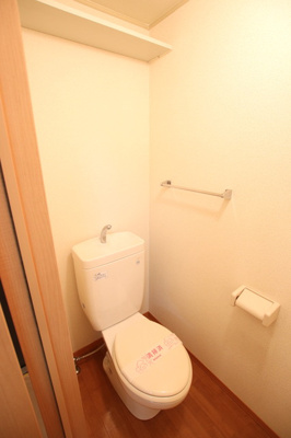 トイレは上部に便利な棚付きです