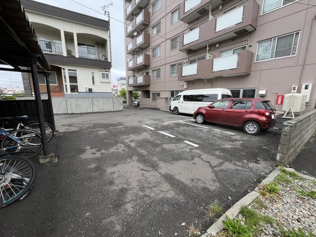 札幌市豊平区月寒中央通３丁目の賃貸マンションの駐車場