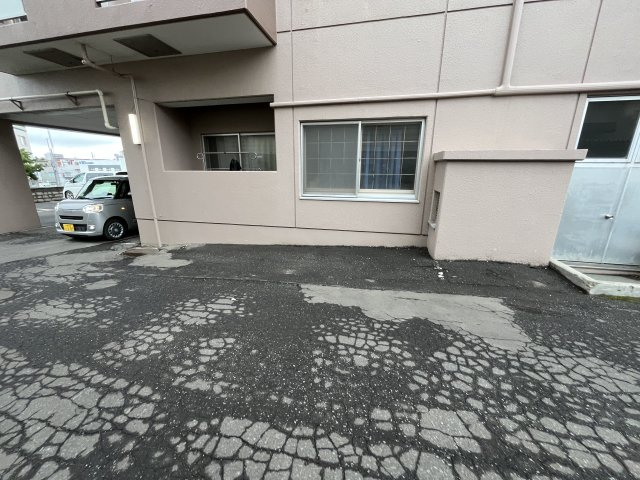 札幌市豊平区月寒中央通３丁目の賃貸マンションの駐車場