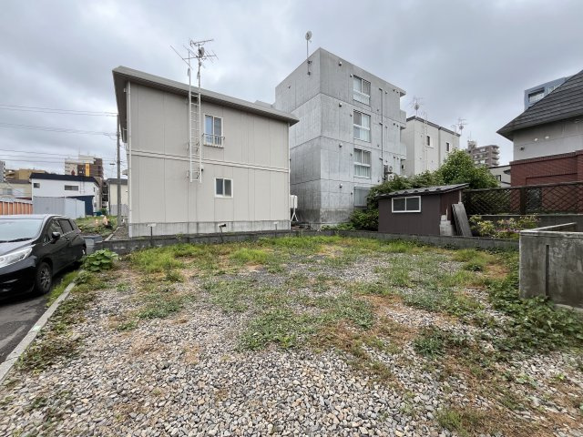 札幌市豊平区月寒中央通３丁目の賃貸マンションの庭