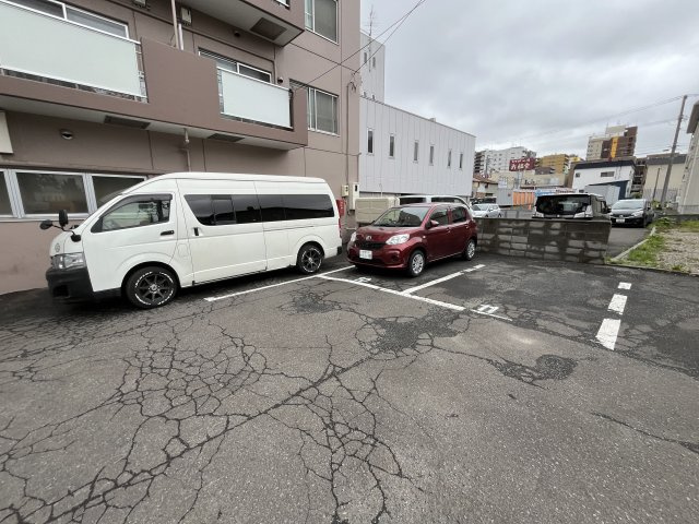 札幌市豊平区月寒中央通３丁目の賃貸マンションの駐車場