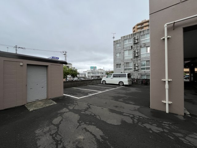 札幌市豊平区月寒中央通３丁目の賃貸マンションの駐車場