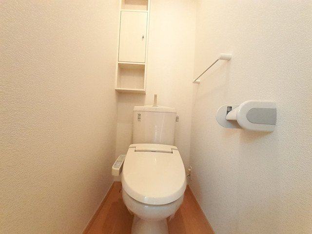 メゾン・モデルノのトイレ|落ち着いた色調のトイレです