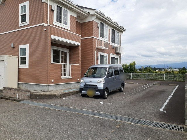 メゾン・モデルノの駐車場|駐車スペースもあります