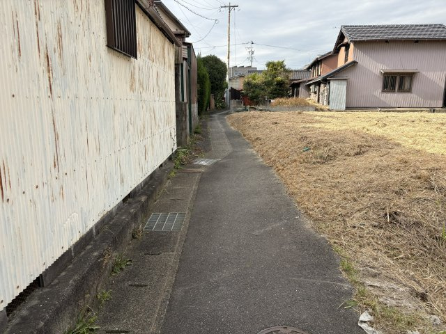 半田市乙川北側町２丁目の前面道路含む現地写真