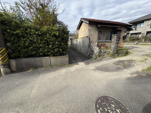 半田市乙川北側町２丁目の外観|この真ん中の道を入っていくと対象土地（前面道路につながる手前の東側の道路から撮影）