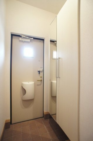 ラム・アルドールの玄関