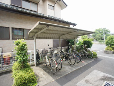 【その他共用部分】 | シャンペトレⅡ | 屋根付きの駐輪場があります♪