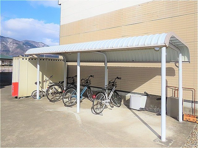 レオパレスクラージュのその他|屋根付き駐輪場あり