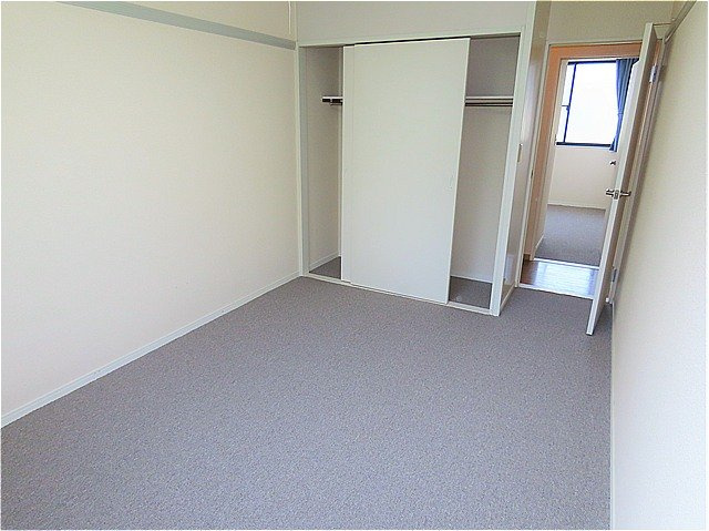 レオパレスクラージュの寝室|カーペットのお部屋です