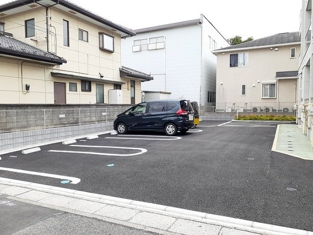 イーケータイズの駐車場