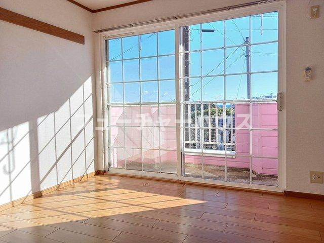 グリーンヒルズＫの居間・リビング|明るい色調の室内です