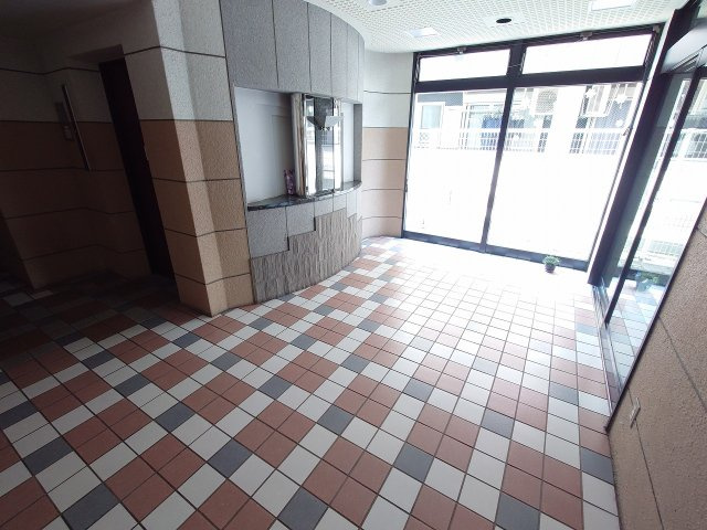 ホワイトキャッスル若松駅前（C-33）のエントランス