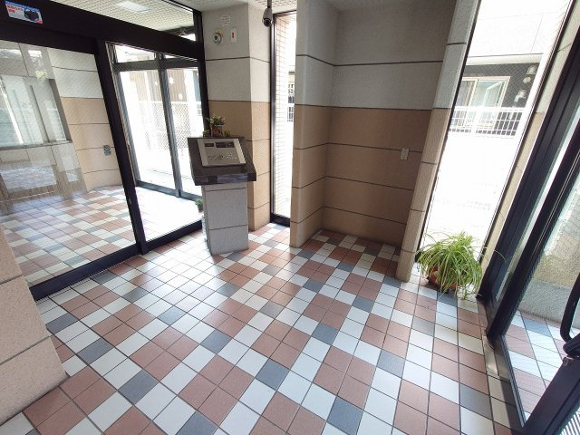 ホワイトキャッスル若松駅前（C-33）のエントランス