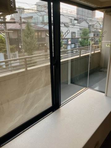 グリーンコーポ川口幸町のバルコニー|バルコニーからの眺めを楽しみながら食事をしませんか