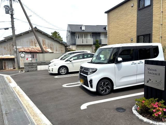 メゾン　エインシェント８の駐車場