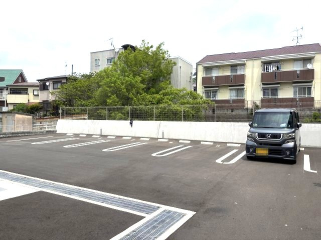 メゾン　エインシェント８の駐車場