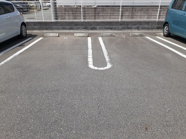 玲巧ハイツ八丁の駐車場
