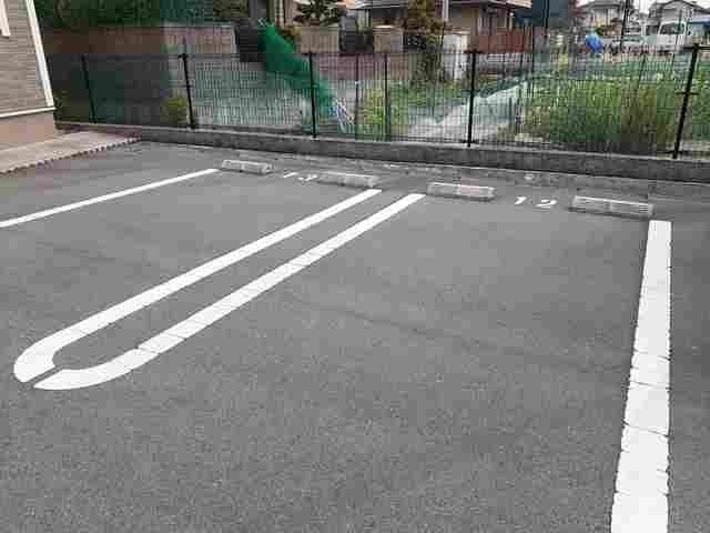 ジュネス青山の駐車場