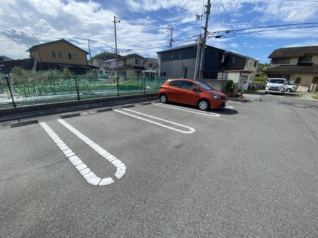 ジュネス青山の駐車場