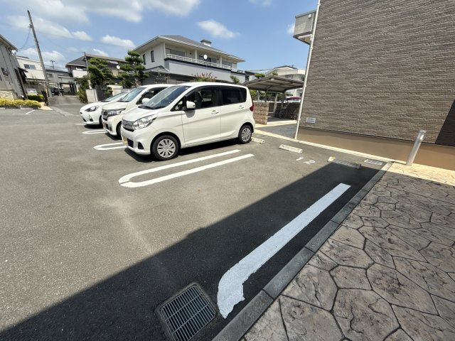 エル　フルーリエⅠの駐車場