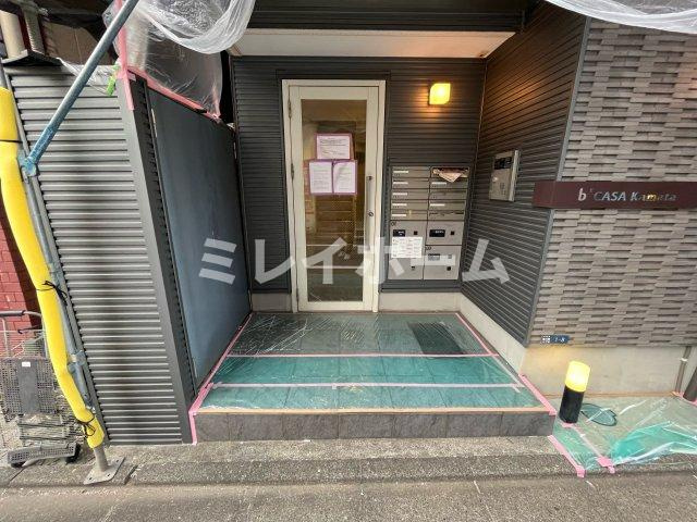 大田区東六郷１丁目の賃貸マンションのエントランス