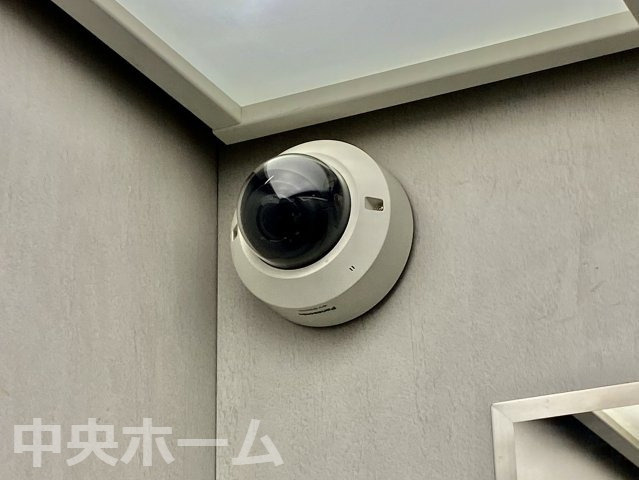 コスモ西葛西の防犯設備|【防犯カメラ】何かあった時の大事な証拠になることももちろんなりますが、防犯というくらいですので大事なのは防犯カメラがあることによって抑止力につながることですよね。