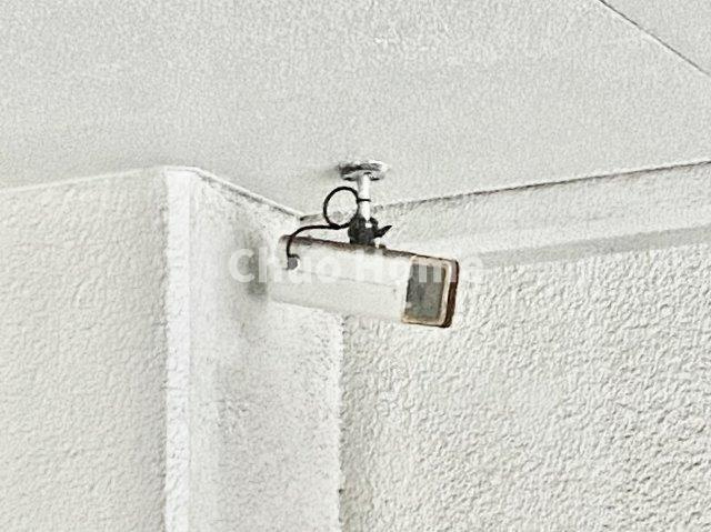 コスモ西葛西の防犯設備|【防犯カメラ】何かあった時の大事な証拠になることももちろんなりますが、防犯というくらいですので大事なのは防犯カメラがあることによって抑止力につながることですよね。