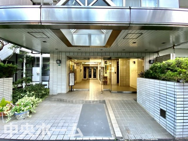 コスモ西葛西のエントランス|【エントランス】マンションのエントランスは、その物件の印象を決める、顔とも言える場所です。毎日通る場所ですからきれいなのが一番です。エントランス内はオートロックですので暮らしの安全も確保されています。