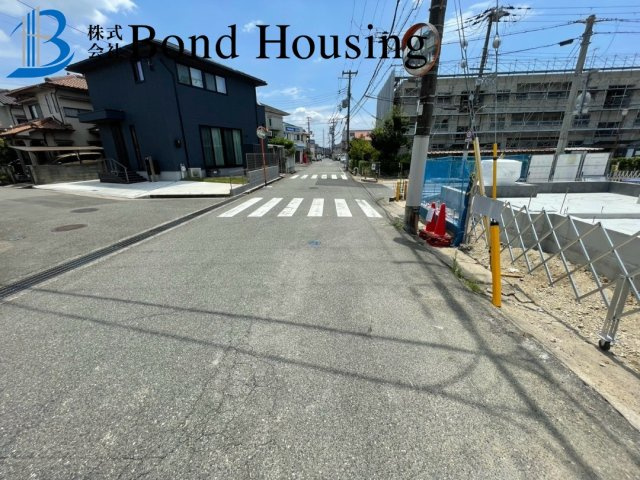 南東角地に付き開放感あり　西明石町2丁目1期　2区画　2号棟の前面道路含む現地写真