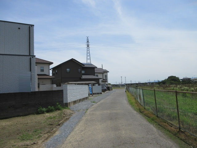 中古戸建　熊谷市久保島1412-5（期間限定現況販売）の前面道路含む現地写真