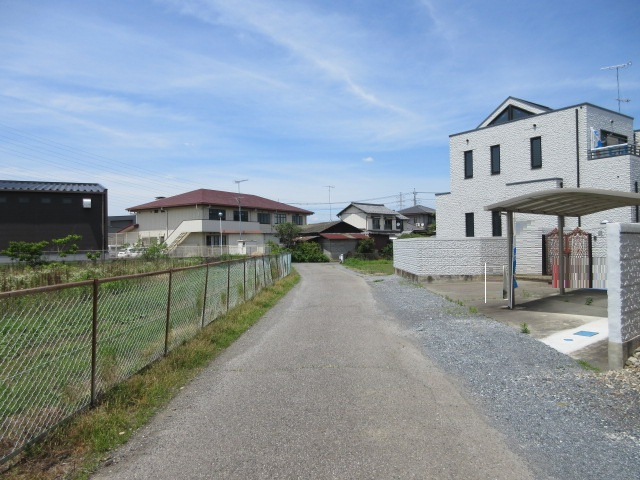 中古戸建　熊谷市久保島1412-5（期間限定現況販売）の前面道路含む現地写真