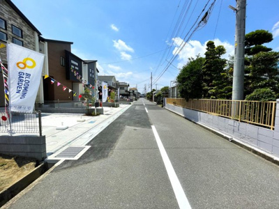 【前面道路含む現地写真】 | Blooming garden久喜市栗原４丁目3号棟 | 前面道路含む現地写真です